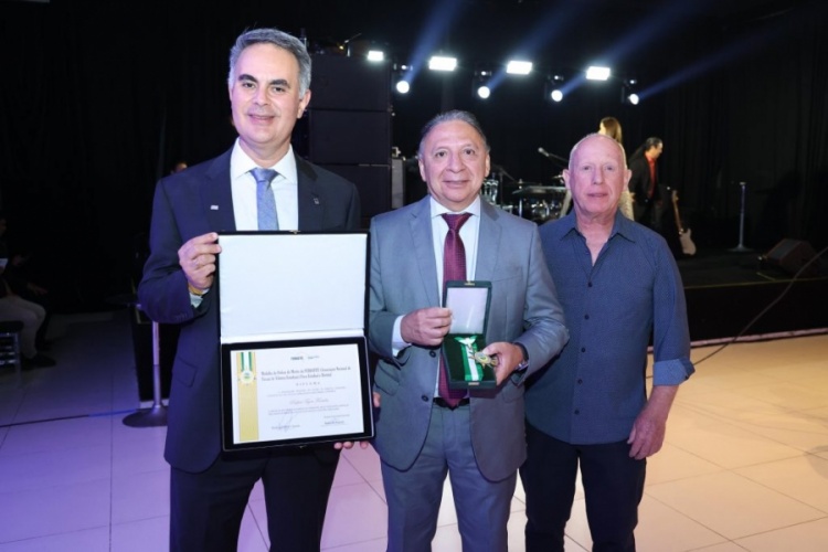 Governador Rafael Fonteles recebe Comenda da Ordem do Mérito FEBRAFITE. Na foto, Rodrigo Spada, presidente da FEBRAFITE, Emílio Júnior, Secretário da Fazenda Estadual Piauiense e Roberto Kupski, presidente de honra da FEBRAFITE